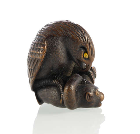 Feines Netsuke eines Adlers einen Affen atackierend aus Buchsbaum gearbeitet - photo 2