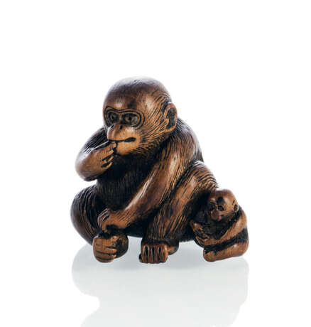 Netsuke einer Affenmutter mit Jungem aus Holz - фото 1