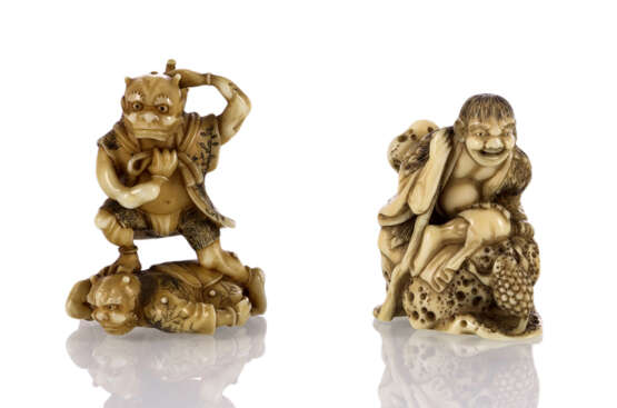 Zwei Netsuke aus Elfenbein: Gamma Sennin und Kröte an Felsen und zwei Oni - фото 1