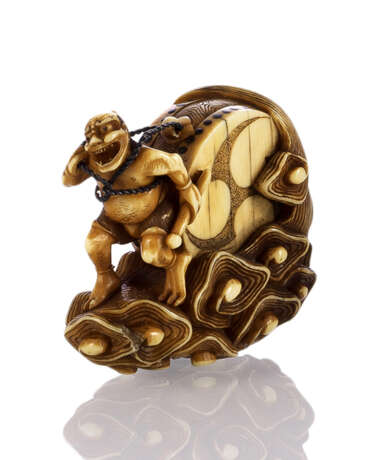 Netsuke des Raiden mit seiner Trommel über Wellen schreitend in Elfenbein gearbeitet - фото 1