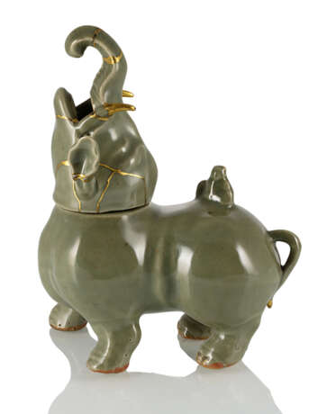 Weihrauchbrenner mit Seladonglasur in Form eines Elefanten mit aufsitzendem Knaben - Foto 1