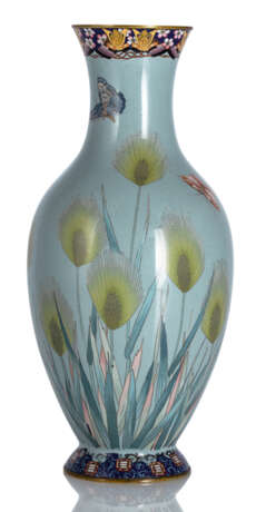 Cloisonné-Vase mit Dekor von Schmetterlingen über Hirseähren auf grauem Grund - фото 1