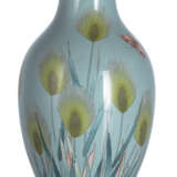 Cloisonné-Vase mit Dekor von Schmetterlingen über Hirseähren auf grauem Grund - photo 1