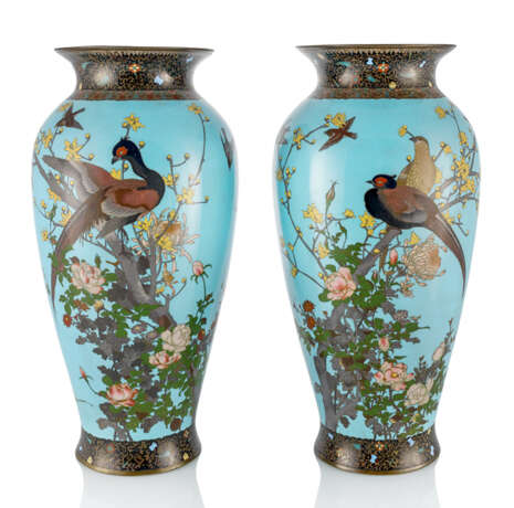 Paar Cloisonné-Bodenvasen mit Dekor von Kranichen und Spatzen in blühendem Geäst - Foto 1