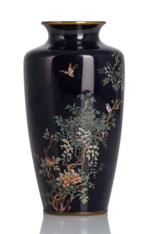Cloisonné-Vase mit Dekor eines Vogels und Schmetterlings im Geäst einer Glyzinie - Foto 1
