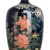 Cloisonné-Vase mit polychromem, floralen Dekor auf nachtblauem Grund - photo 1