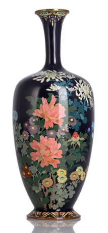 Cloisonné-Vase mit polychromem, floralen Dekor auf nachtblauem Grund - photo 1