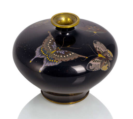 Cloisonné-Vase mit Dekor von vier Schmetterlingen auf schwarzem Grund - photo 1
