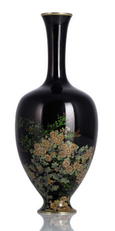 Cloisonné-Vase mit Dekor von blühenden Chrysanthemen und Glyzinien auf schwarzem Grund - photo 1