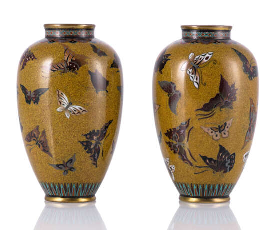 Paar Cloisonné-Vasen mit Dekor von zahlreichen Schmetterlingen auf senfgelbem Grund - Foto 1