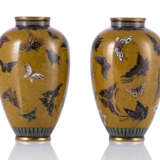 Paar Cloisonné-Vasen mit Dekor von zahlreichen Schmetterlingen auf senfgelbem Grund - photo 1