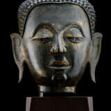 Kopf des Buddha Shakyamuni aus Bronze mit Spuren von goldener Lackfassung - photo 1
