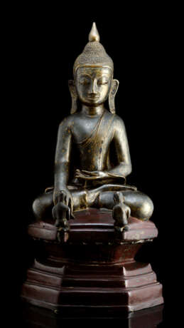 Bronze des Buddha Shakyamuni im Meditationssitz mit zwei Adoranten - photo 1