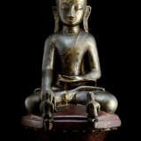 Bronze des Buddha Shakyamuni im Meditationssitz mit zwei Adoranten - фото 1