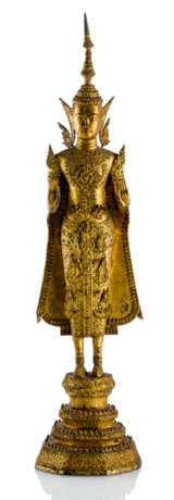 Gold-lackierte Bronze des stehenden Buddha Shakyamuni, beide Hände in Abhaya Mudra - photo 1