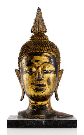 Kopf des Buddha Shakyamuni aus Bronze mit golfarbener und schwarzer Lackfassung - фото 1
