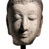 Kopf des Buddha Shakyamuni aus Sandstein - photo 1