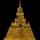 Gold-lackierte Bronze des Buddha Shakyamuni auf einem Thron sitzend - photo 1