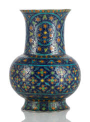 Kleine Champlevé-Vase mit floralem Dekor und blütenförmigem Fussring