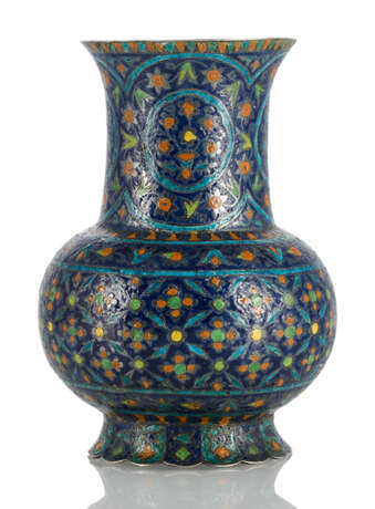 Kleine Champlevé-Vase mit floralem Dekor und blütenförmigem Fussring - photo 1