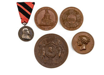 König Karl Gedenkmedaille und vier Bronzemedaillen