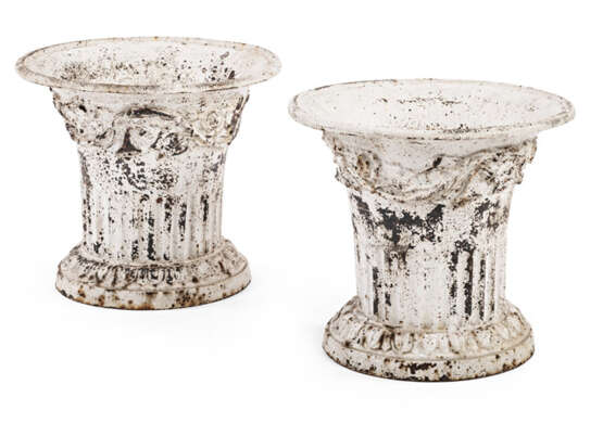 Paar gußeiserne Louis XVI-Vasen - фото 1