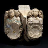 Gotischer Schluss-Stein mit wappentragenden Engeln - photo 1