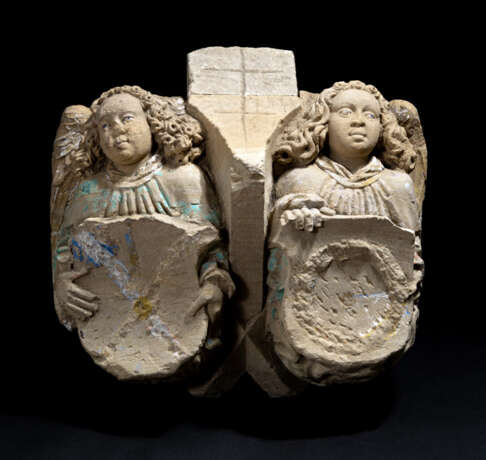 Gotischer Schluss-Stein mit wappentragenden Engeln - photo 1