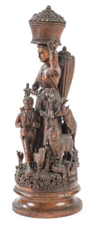 Interessante Figurengruppe einer Winzerin mit Kiepe - фото 4