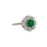 Ring mit Smaragddoublette und Brillanten von zus. ca. 1,5 ct, - фото 1