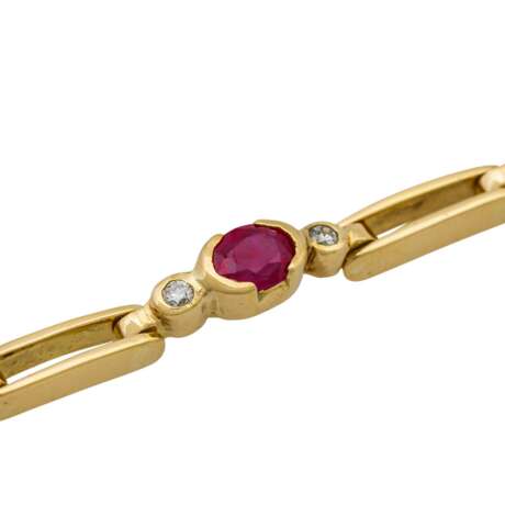 Armband mit 7 Rubinen und 14 Brillanten, zus. ca. 0,5 ct, - photo 5