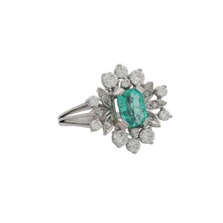 Ring mit Smaragd und Diamanten, zus. ca. 0,8 ct, - photo 1