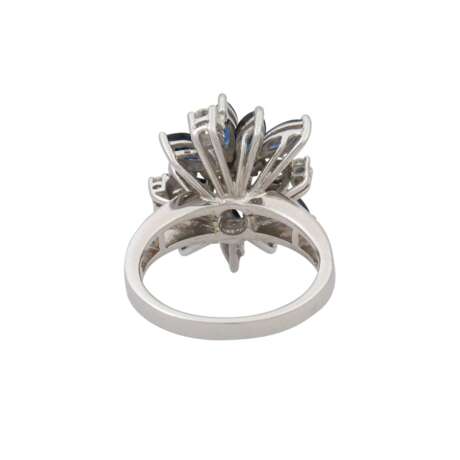 Ring mit Saphiren und Brillanten von zus. ca. 0,6 ct, - фото 4