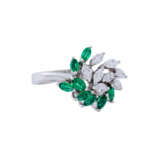 Ring mit 8 synthetischen Smaragden und 8 Diamanten, - Foto 1