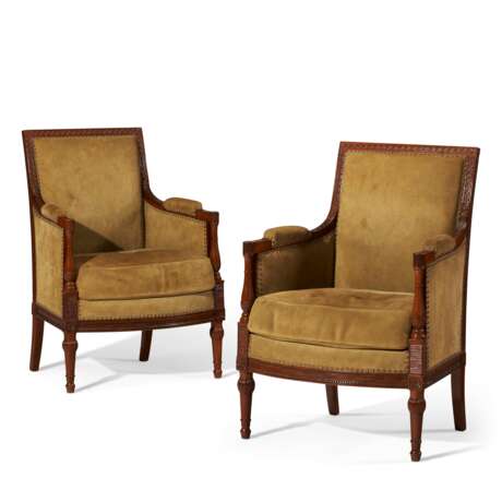 A PAIR OF LATE LOUIS XVI MAHOGANY BERGERES - Foto 1