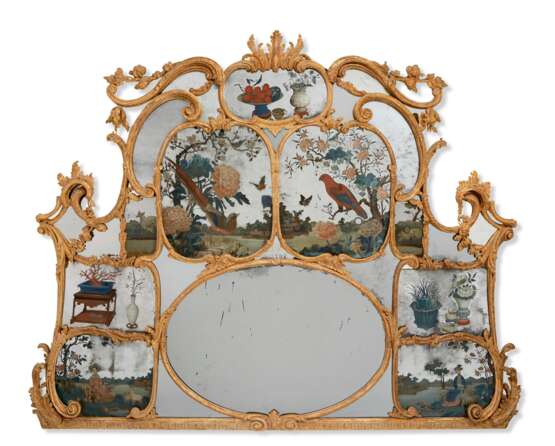 A GEORGE II GILTWOOD OVERMANTEL MIRROR INSET WITH CHINESE EXPORT REVERSE MIRROR PAINTINGS - Foto 1