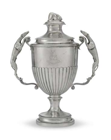 A REGENCY SILVER TWO-HANDLED CUP AND COVER - фото 1