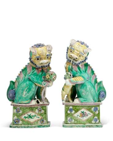 A PAIR OF CHINESE PORCELAIN FAMILLE VERTE LARGE BUDDHIST LIONS - фото 1
