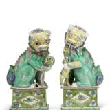 A PAIR OF CHINESE PORCELAIN FAMILLE VERTE LARGE BUDDHIST LIONS - Foto 1