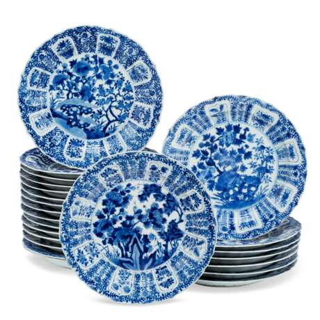 A SET OF TWENTY-THREE CHINESE PORCELAIN BLUE AND WHITE MOLDED PLATES - Foto 1