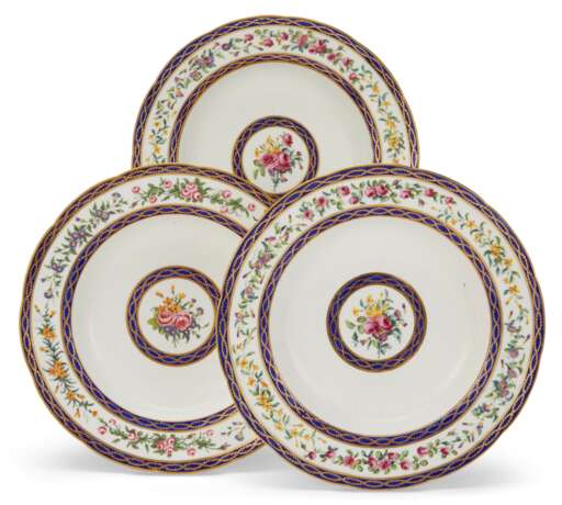 THREE SEVRES PORCELAIN `BEAU BLEU` SOUP PLATES - Foto 1