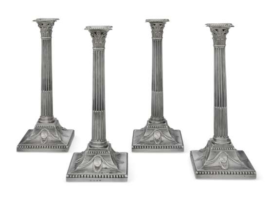 A SET OF FOUR GEORGE III SILVER CANDLESTICKS - Foto 1