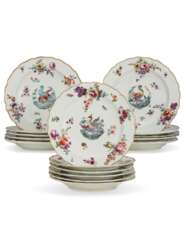 A SET OF SIXTEEN CHELSEA PORCELAIN DESSERT PLATES