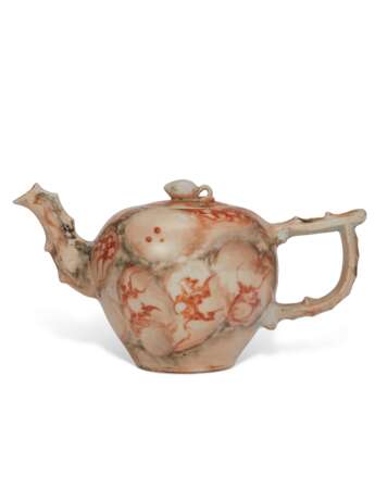 A CHINESE EXPORT PORCELAIN FAUX MARBLE TEAPOT AND COVER - фото 1