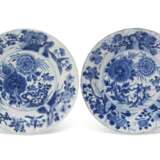 A PAIR OF CHINESE PORCELAIN BLUE AND WHITE SMALL MOLDED DISHES - Foto 1