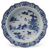 A CHINESE EXPORT PORCELAIN BLUE AND WHITE LARGE BASIN - Foto 1