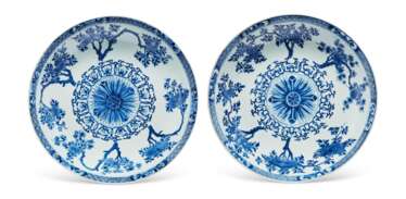 A PAIR OF LARGE CHINESE PORCELAIN BLUE AND WHITE DISHES