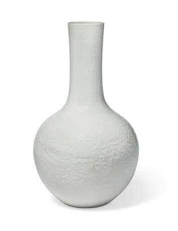 A MOLDED CHINESE SOFT-PASTE BOTTLE VASE - фото 1