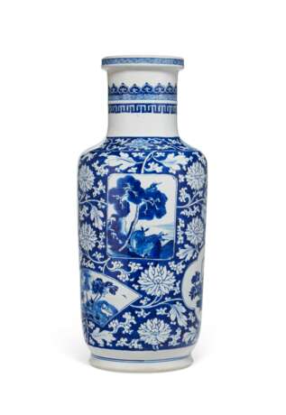 A LARGE CHINESE PORCELAIN BLUE AND WHITE ROULEAU VASE - Foto 1