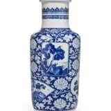 A LARGE CHINESE PORCELAIN BLUE AND WHITE ROULEAU VASE - фото 1
